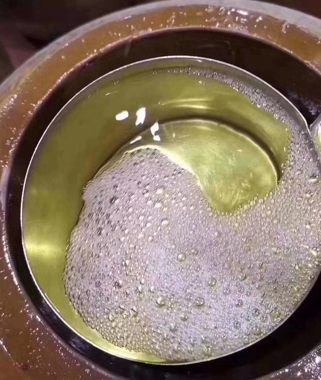 出酒 · 酒液流出时泛着细密酒花