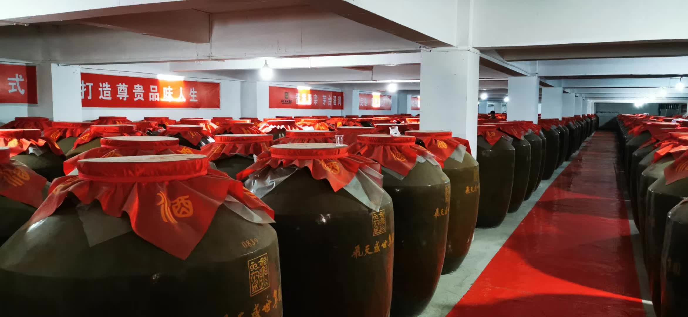 茅台镇酒库陶坛列阵